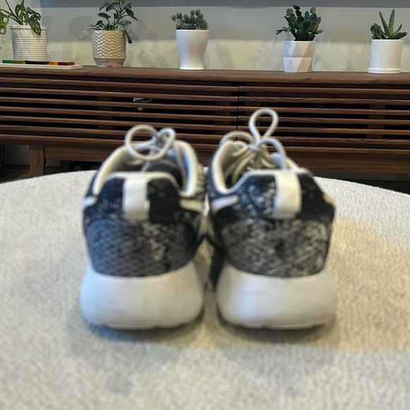 Nike Grey Snakeskin Vibe Runners - Picture 3 of 5